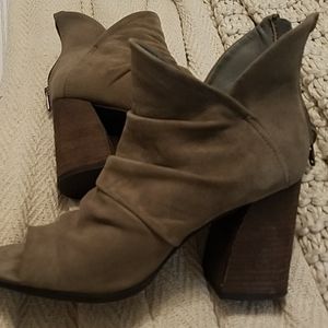 Tahari v cut ankle boote